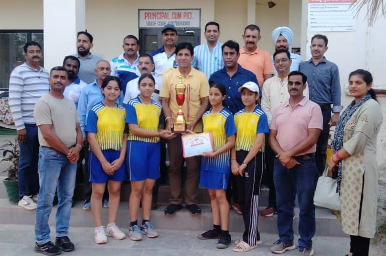 Santoshgarh girls won the title of Saloh in handball and chess