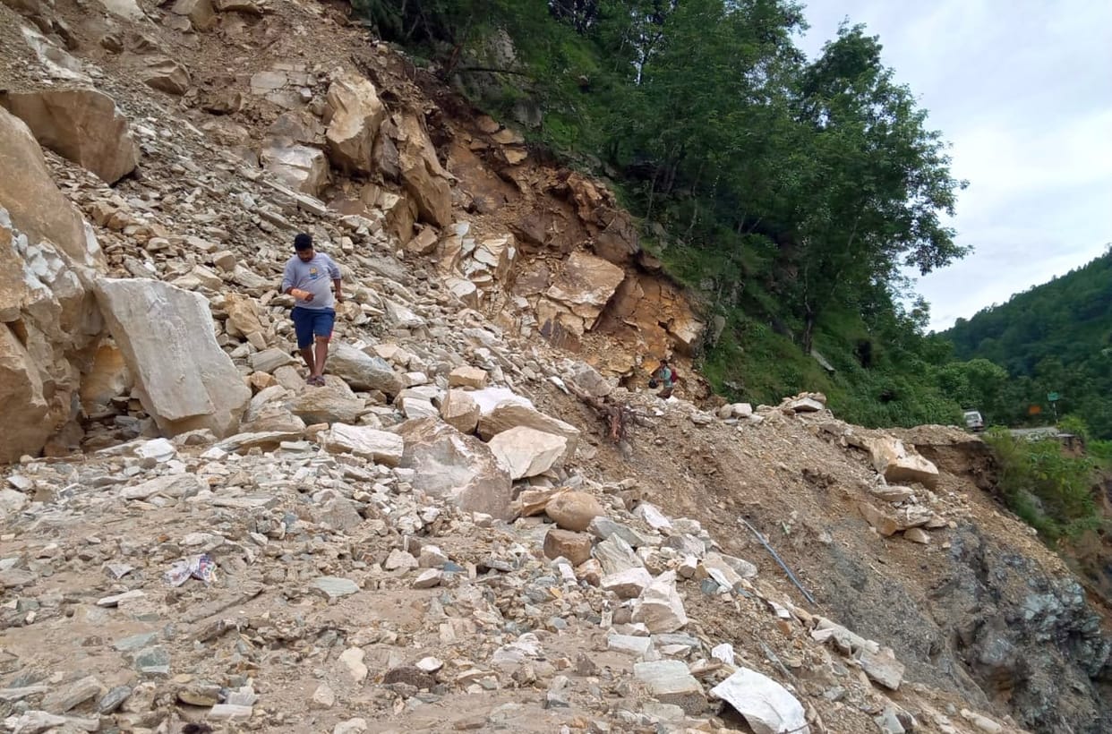 Traffic closed on Thal-Satshilling road for the third day