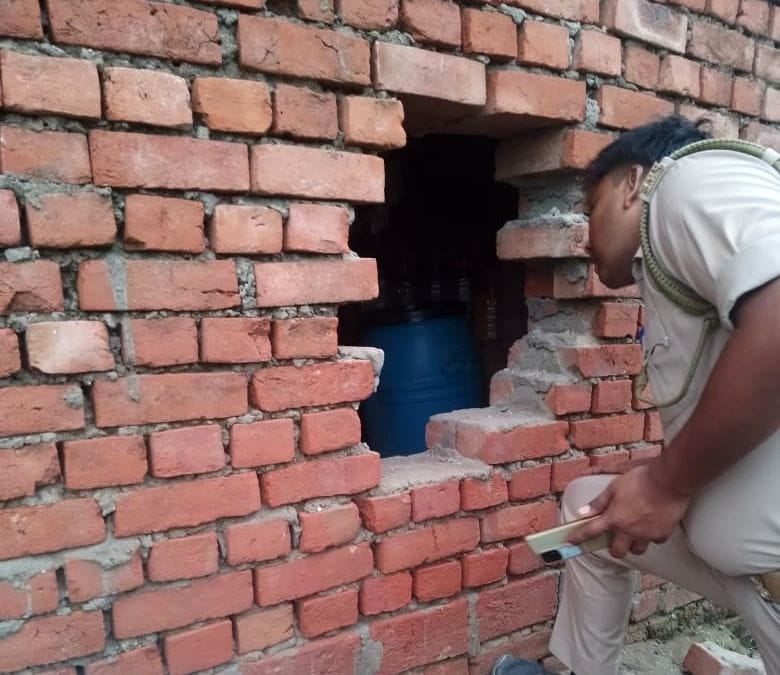 Four lakh rupees worth cash and jewelery were stolen by breaking into two houses