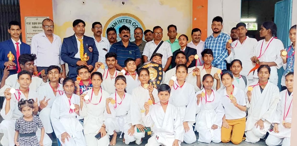 Pilibhit's team was the winner in the divisional level karate competition