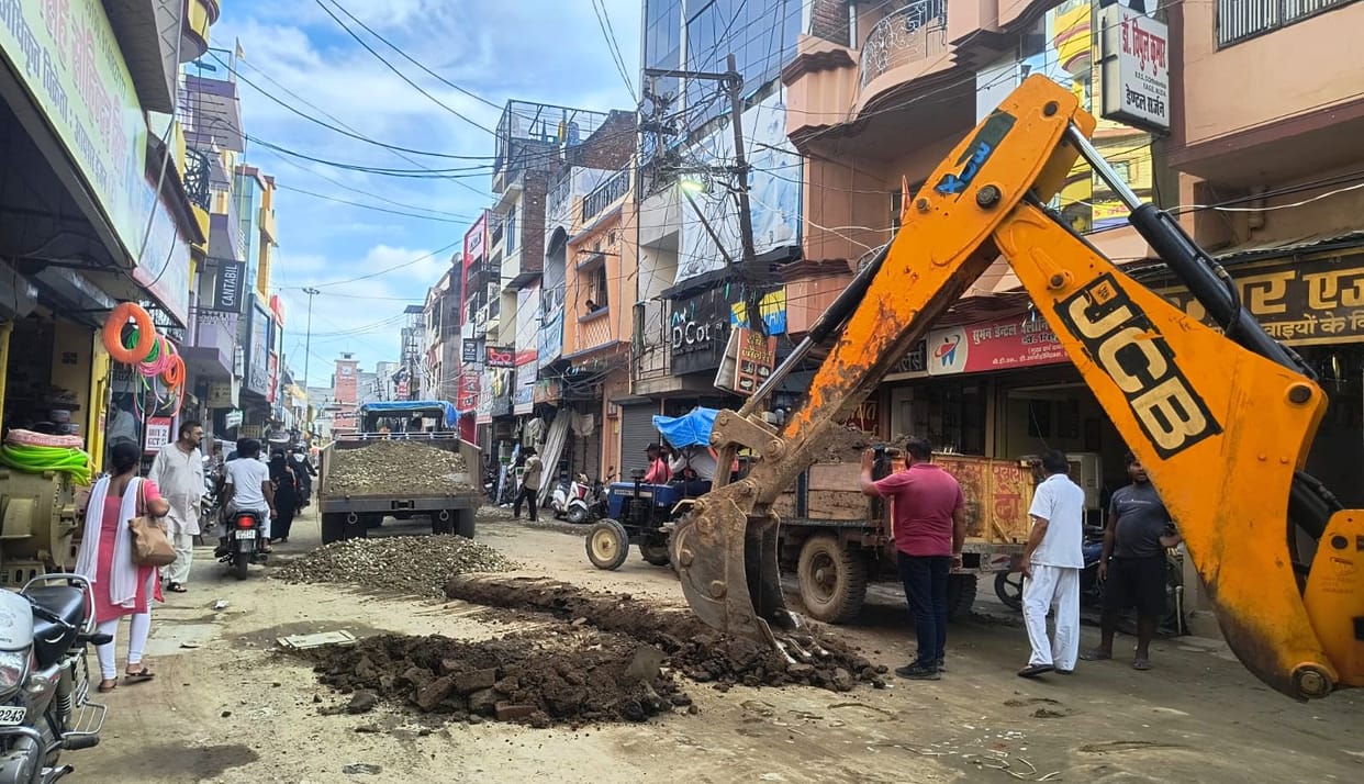 Repairs started by closing Ghantaghar Road, there was a jam