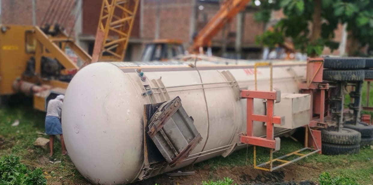 Gas capsule overturns on Pilibhit-Basti road, accident averted