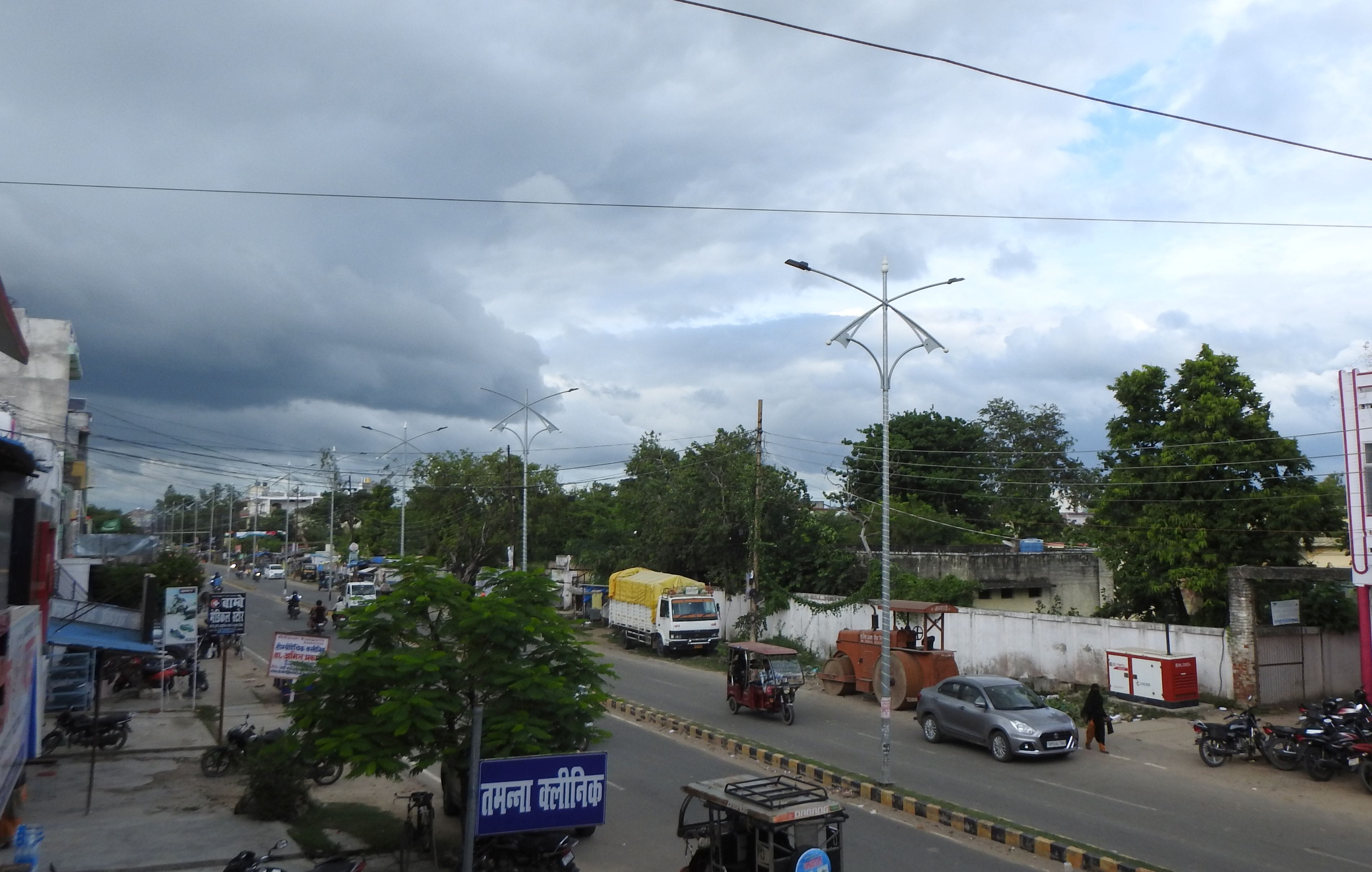 शहर में सुबह से छाया रहा काला बादल। संवाद