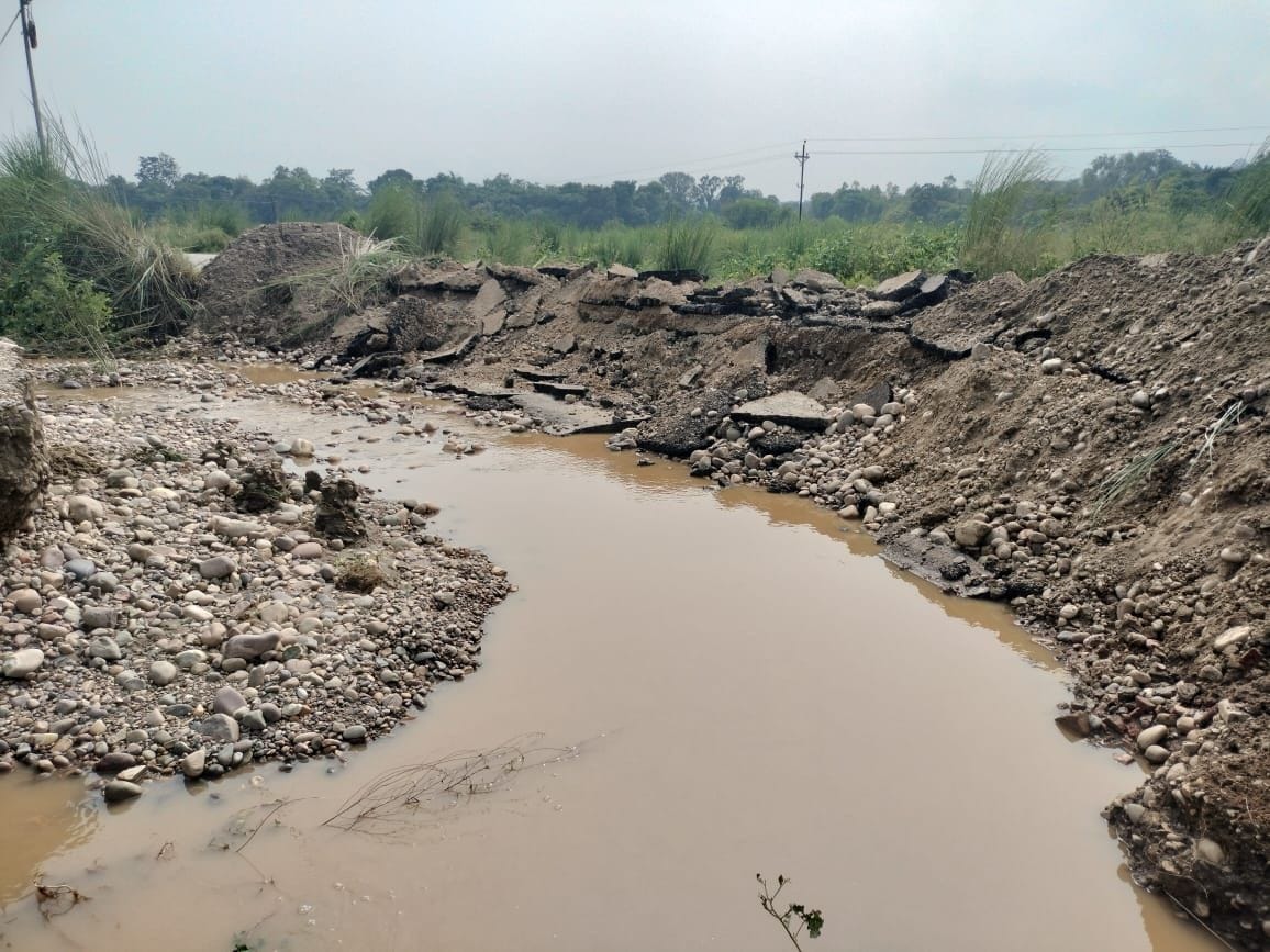 Road damaged on Daulatpur-Gagaret road, vehicular traffic is also affected