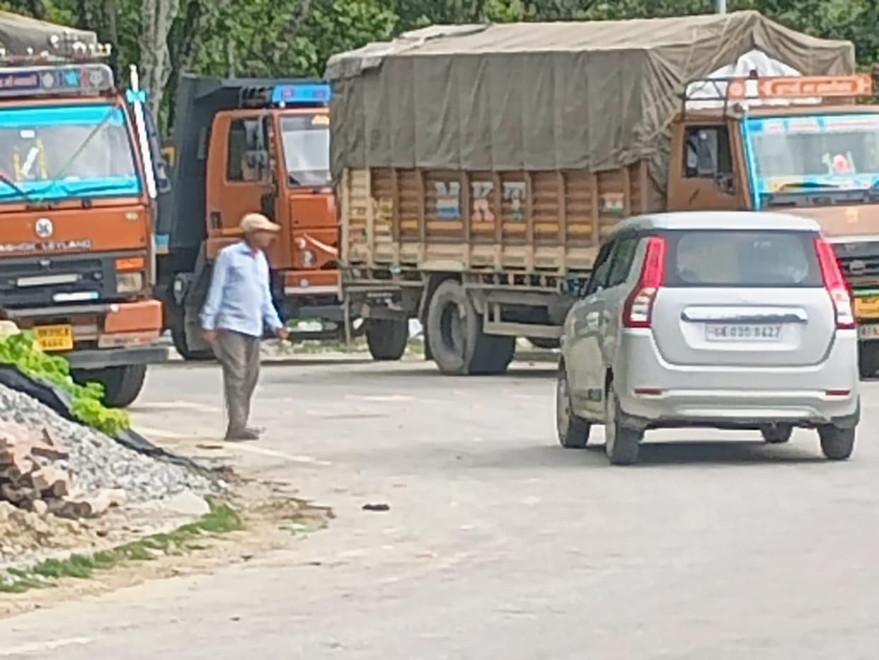 Goods laden vehicles stuck on NH, truck drivers facing problems
