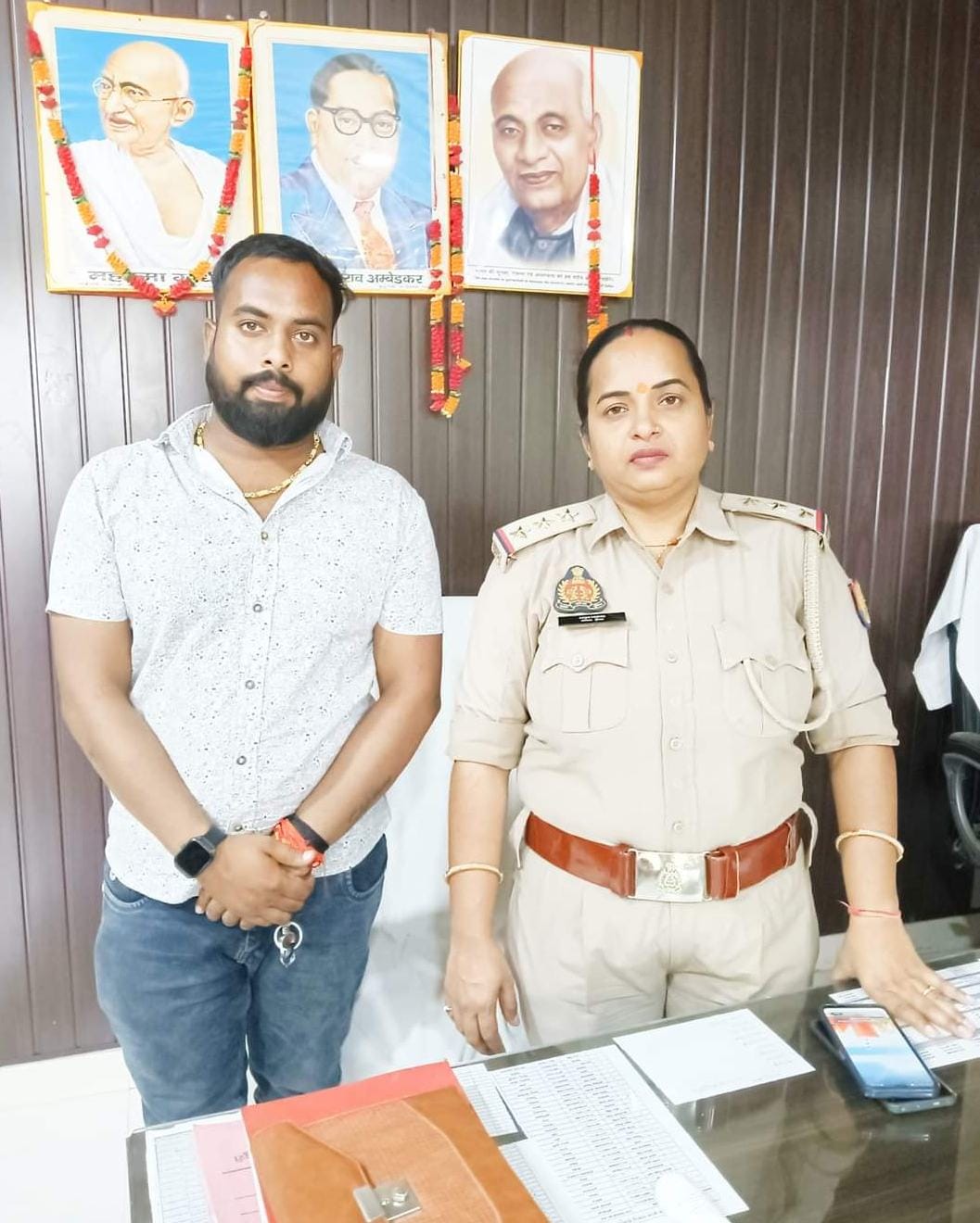 Photo of Elau police station in-charge with murderous attack accused goes viral