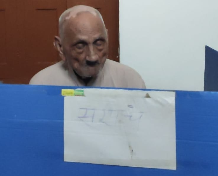 Retired teacher of Jat school voted from home
