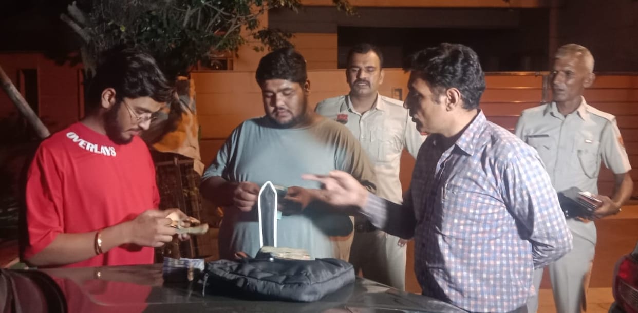 Rs 4.70 lakh found in three cars at the checkpoint