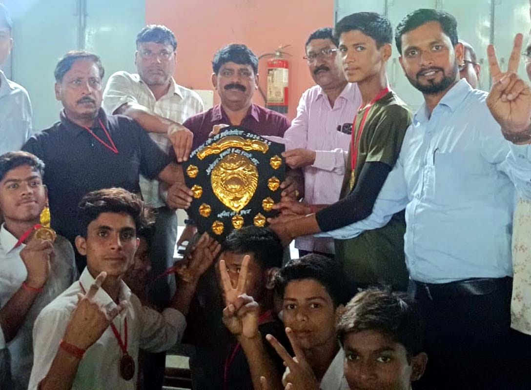 Devkali and Tilhar teams won the district level Kho Kho competition