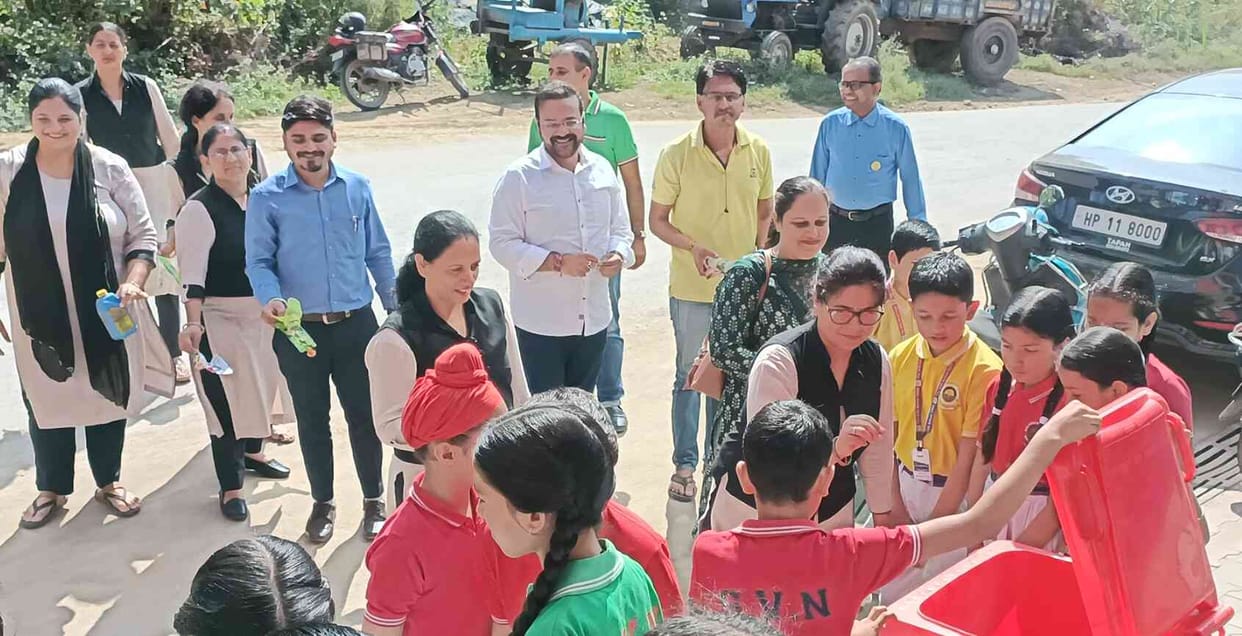 BDO collected garbage with teachers and children