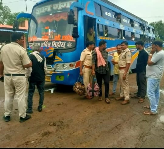 बस पर चेकिंग करती पुलिस