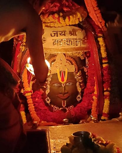 Ujjain News: एकादशी पर भस्म आरती में वैष्णव तिलक लगाकर सजे बाबा महाकाल, करें दर्शन Bhasmarti of Ekadashi...Baba Mahakal decorated with Vaishnav Tilak