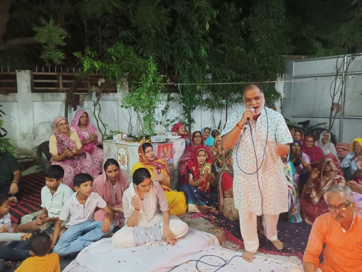 Radha Rani's glory was praised through bhajans