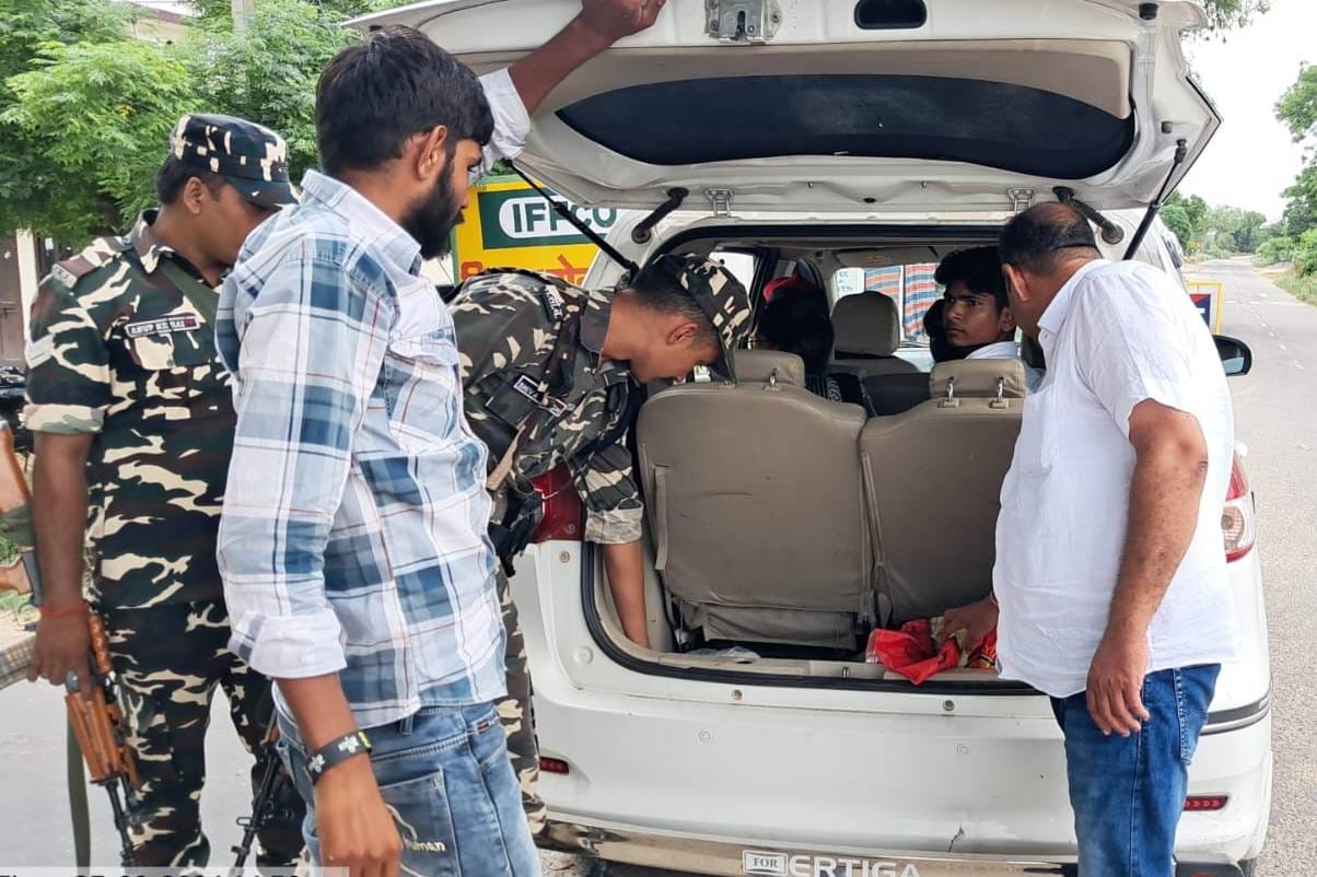 Strict vigil on the borders of the district, Rs 5.25 lakh recovered from the car