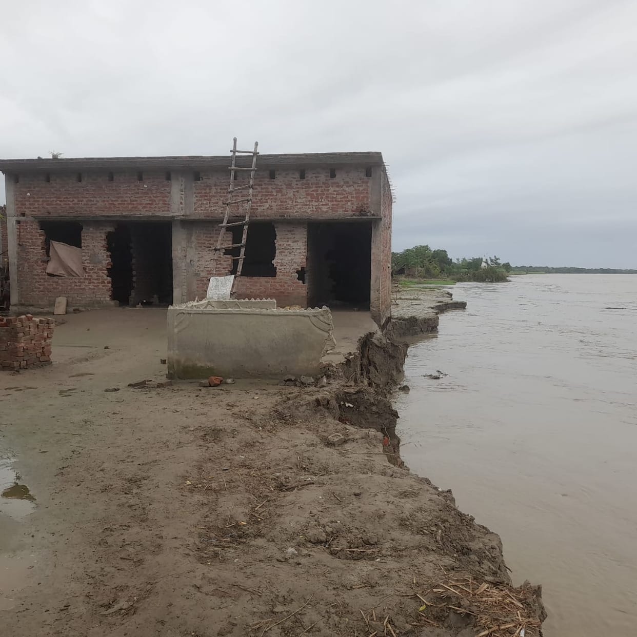 One house drowned in the river, two on the verge of being destroyed