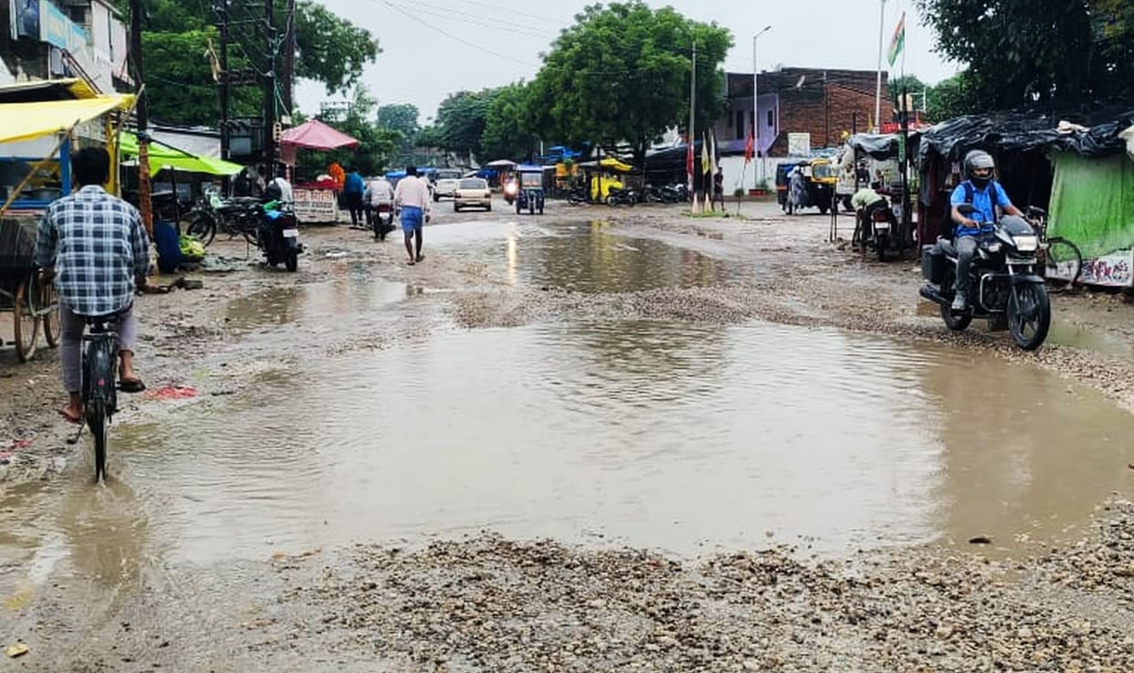 Rae Bareli-Ayodhya highway passing through Jagdishpur is in bad condition