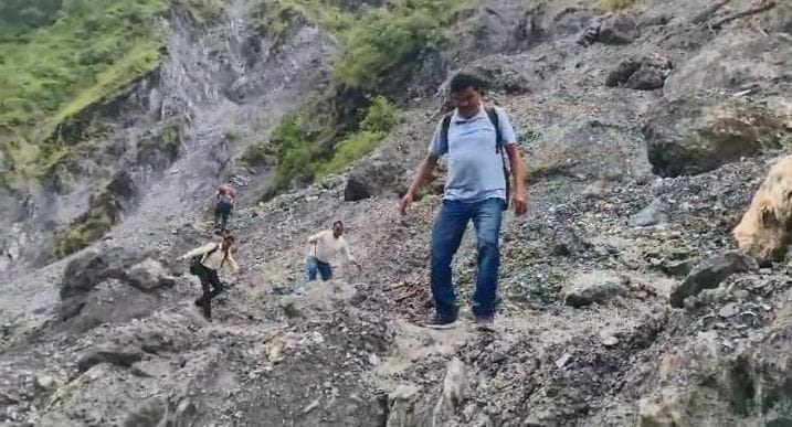 Kapkot-Workers are taking risks while walking on the road