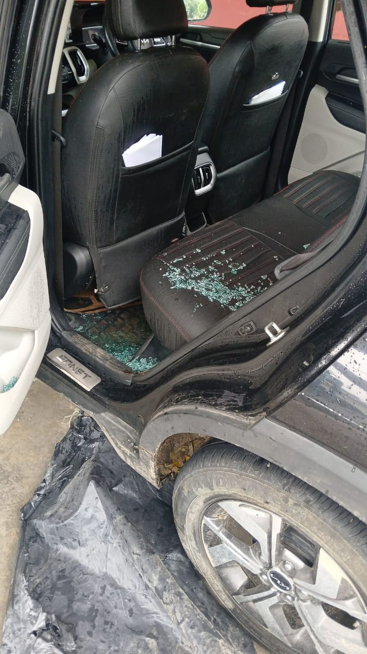 3.29 lakhs stolen from school manager's car in front of police station