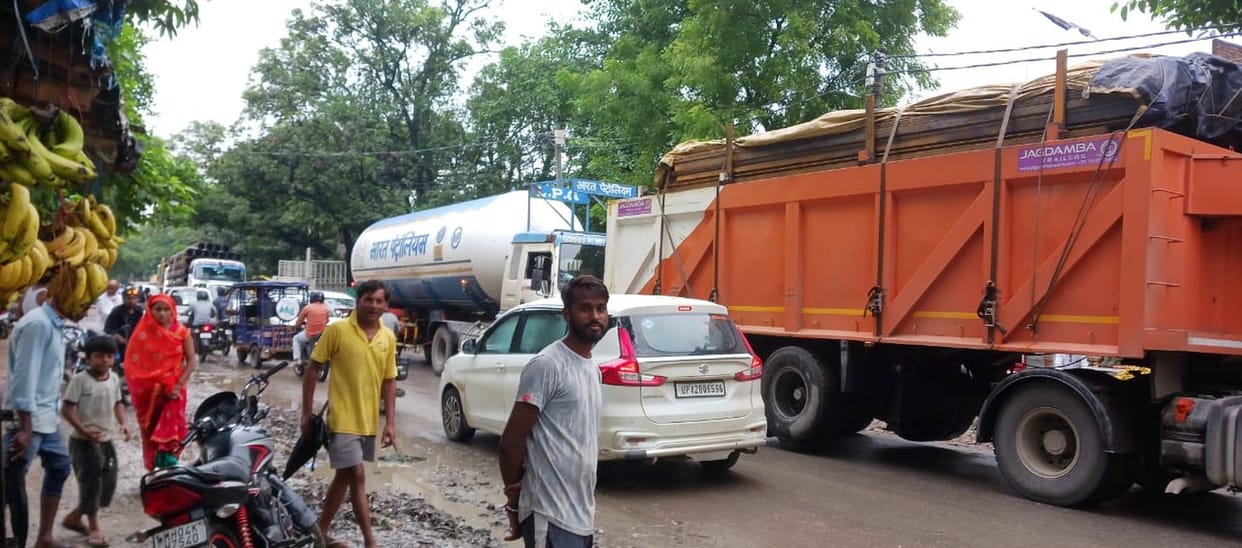 Truck overturned at Domuha intersection, traffic affected due to jam