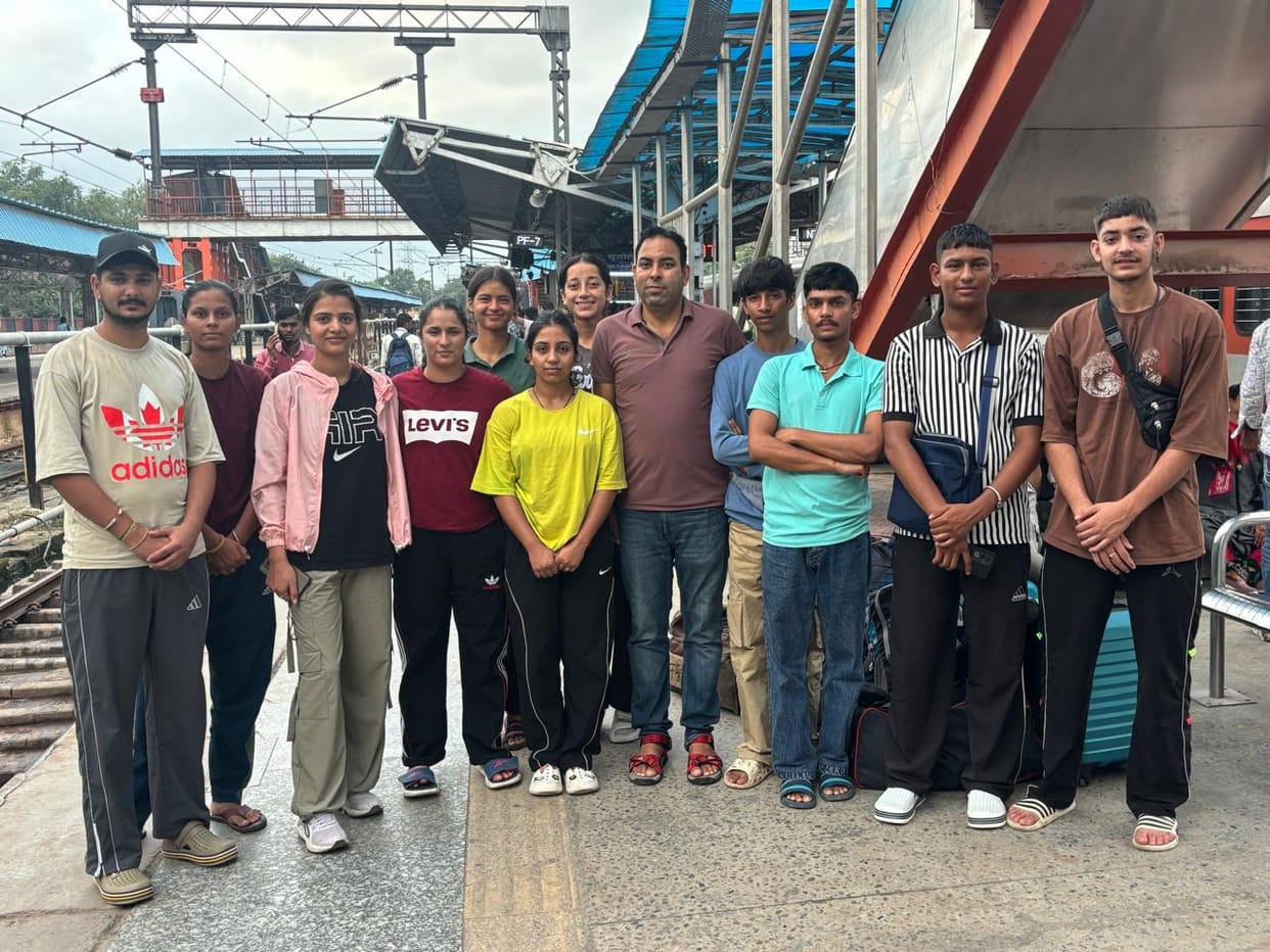 Team of 12 players leaves for national mixed netball competition