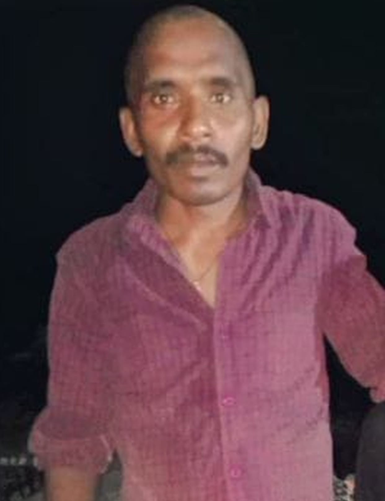 A young man crossing the road was crushed by a vehicle, died