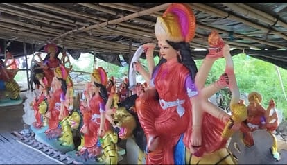 नवरात्रि को लेकर मूर्ति बनाने में जुटे कारीगर