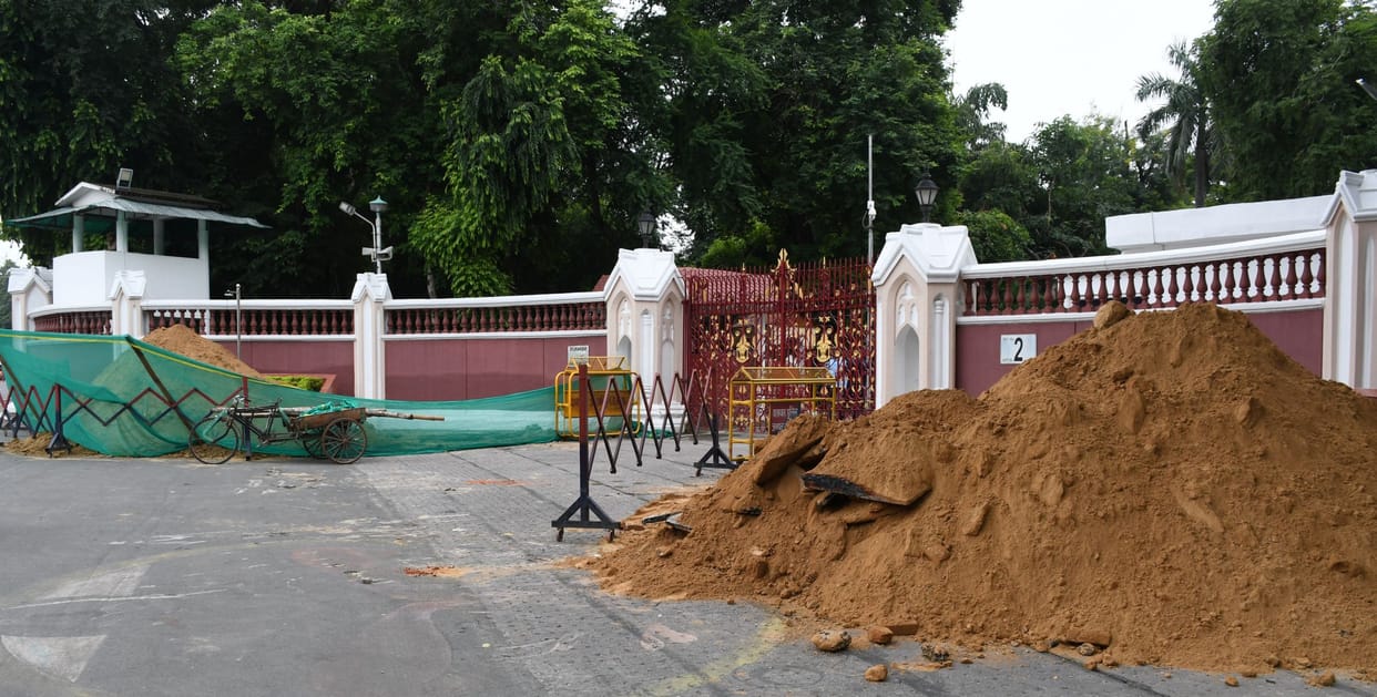 The gates of Raj Bhavan will become grand, the work of replacing them has started.