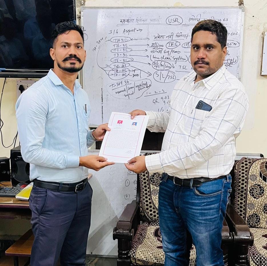 दोनों लोको पायलट को मैन ऑफ दा मंथ अवॉर्ड