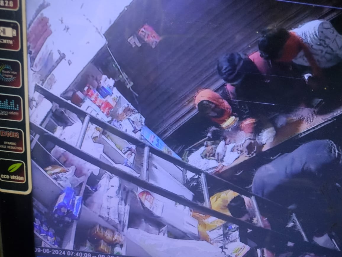 Damoh Theft worth lakhs in jewelers and grocery shop in Batiagarh, incident captured in CCTV