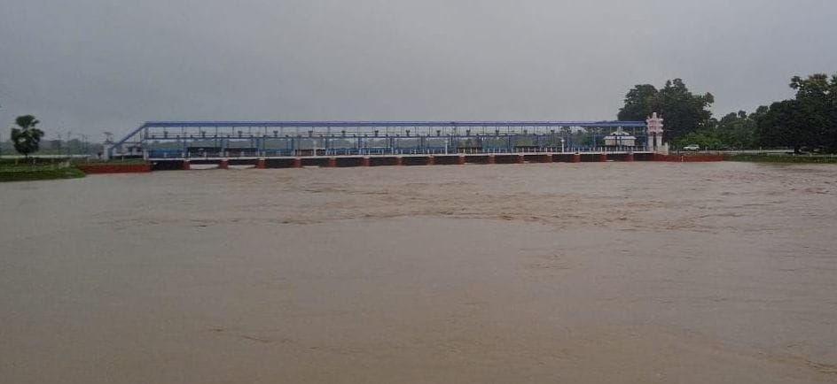 Flood water rises on NH, leakage in dam, many villages surrounded by water