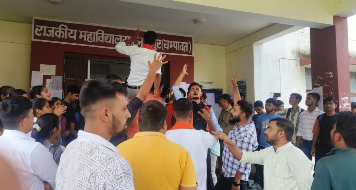 Clash between ABVP and NSUI workers, police called