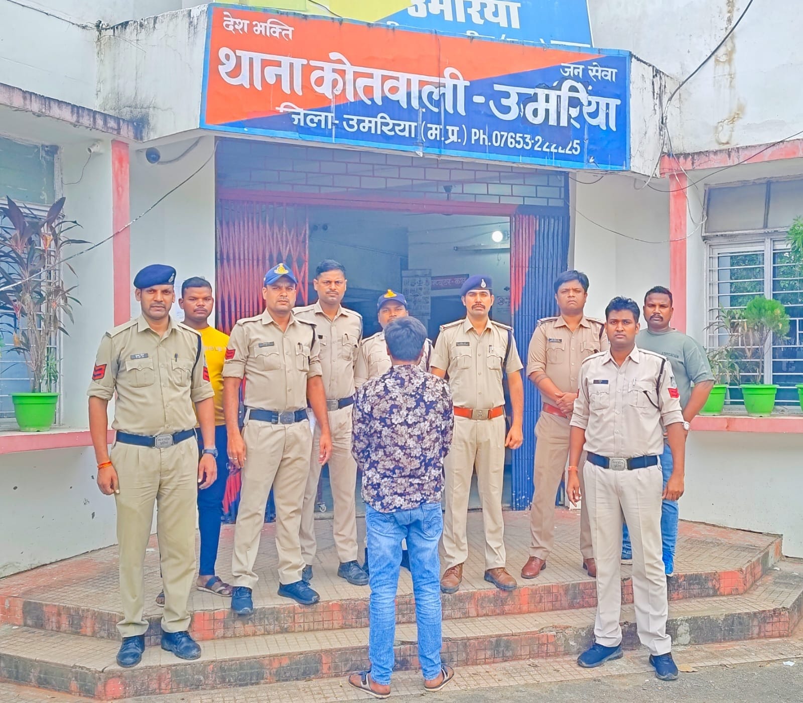 आरोपी को गिरफ्तार किए हुए पुलिस