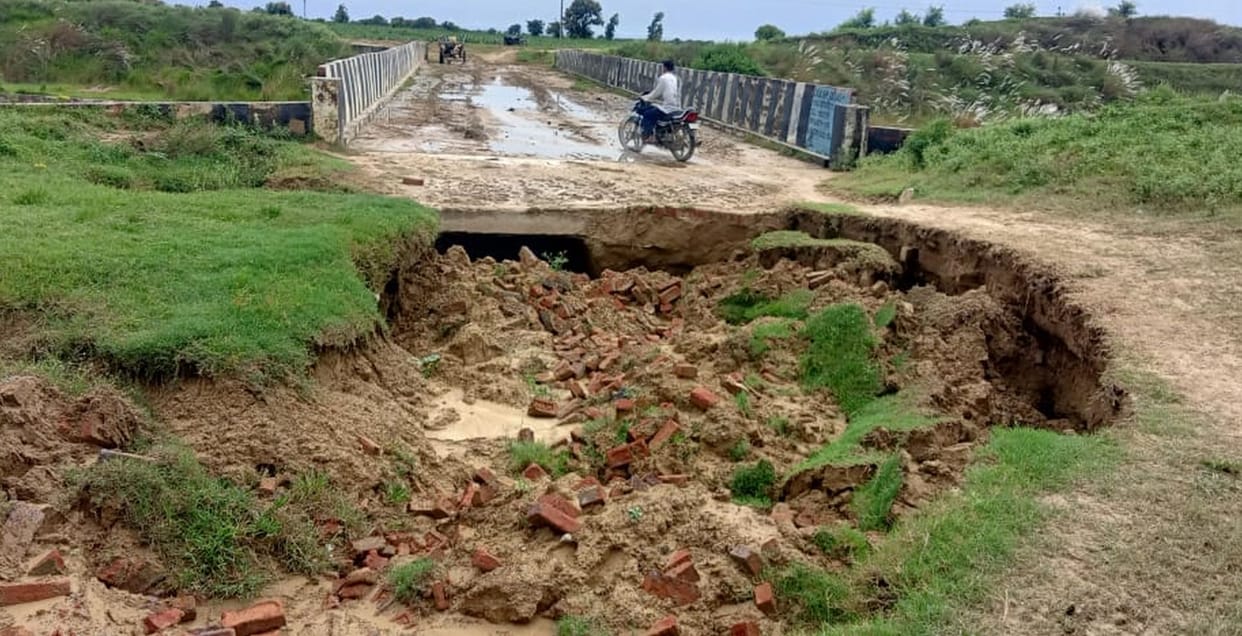 Approaches to bridges are collapsing, department remains a mute spectator