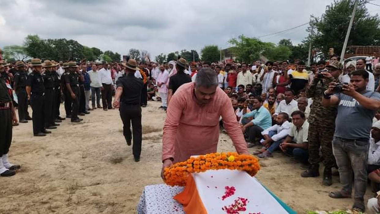 Army soldier dies after falling from roof, last rites performed with state honours.