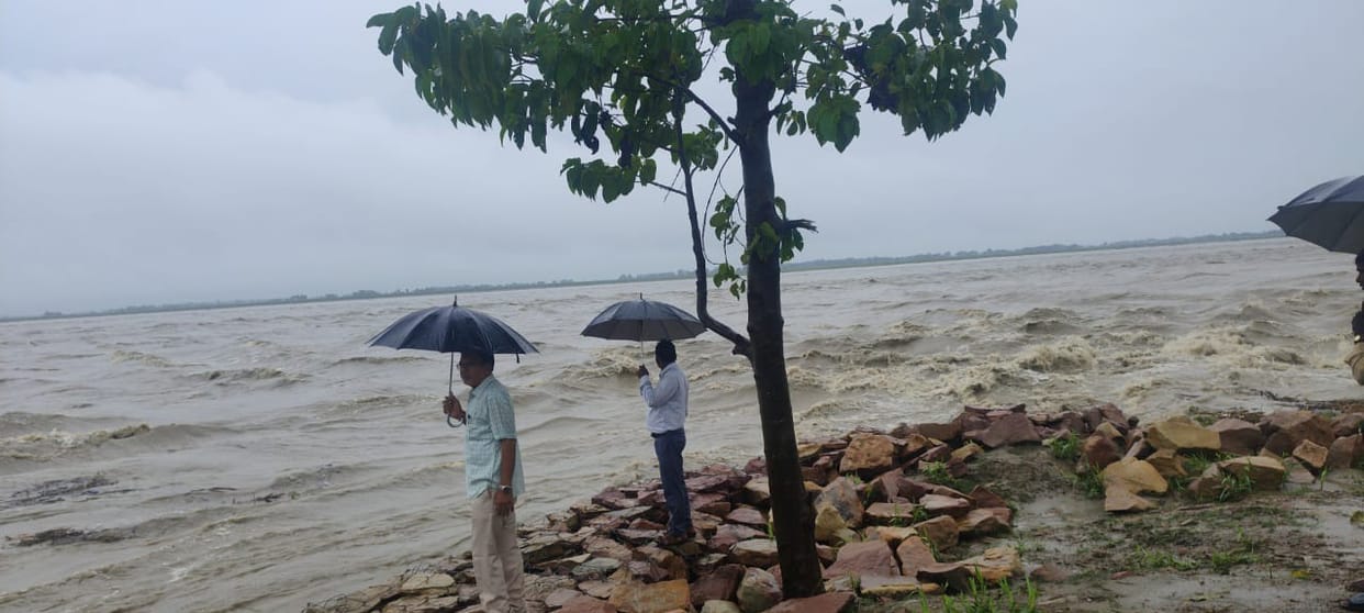 Gandak overflowed due to torrential rains, water entered villages, pressure on embankments