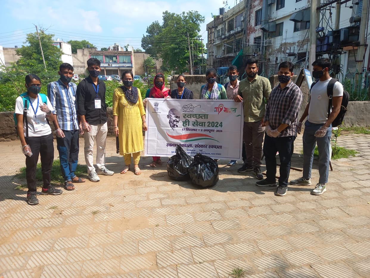 Youth cleaned Veer Savarkar Park