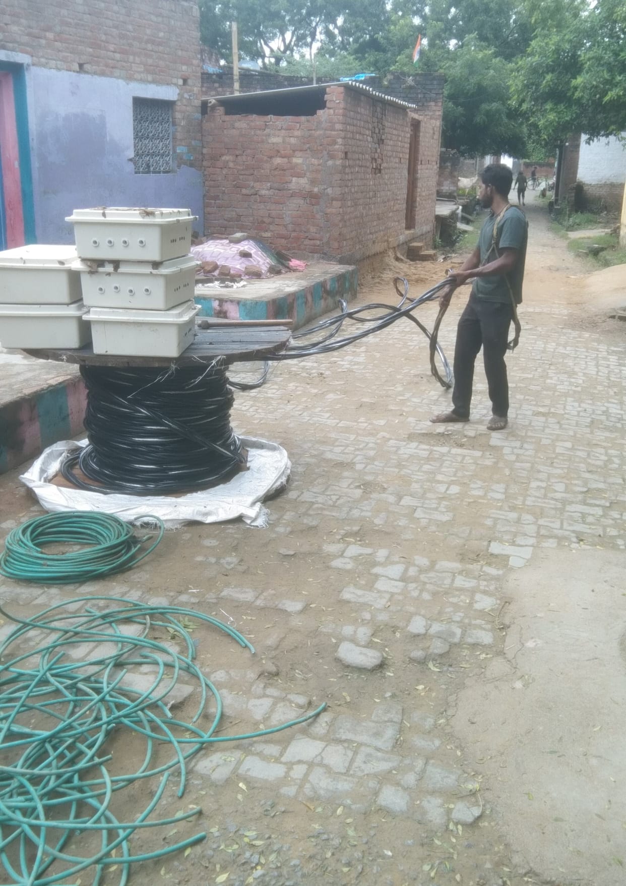 Electricity remained closed for three hours in more than a dozen localities