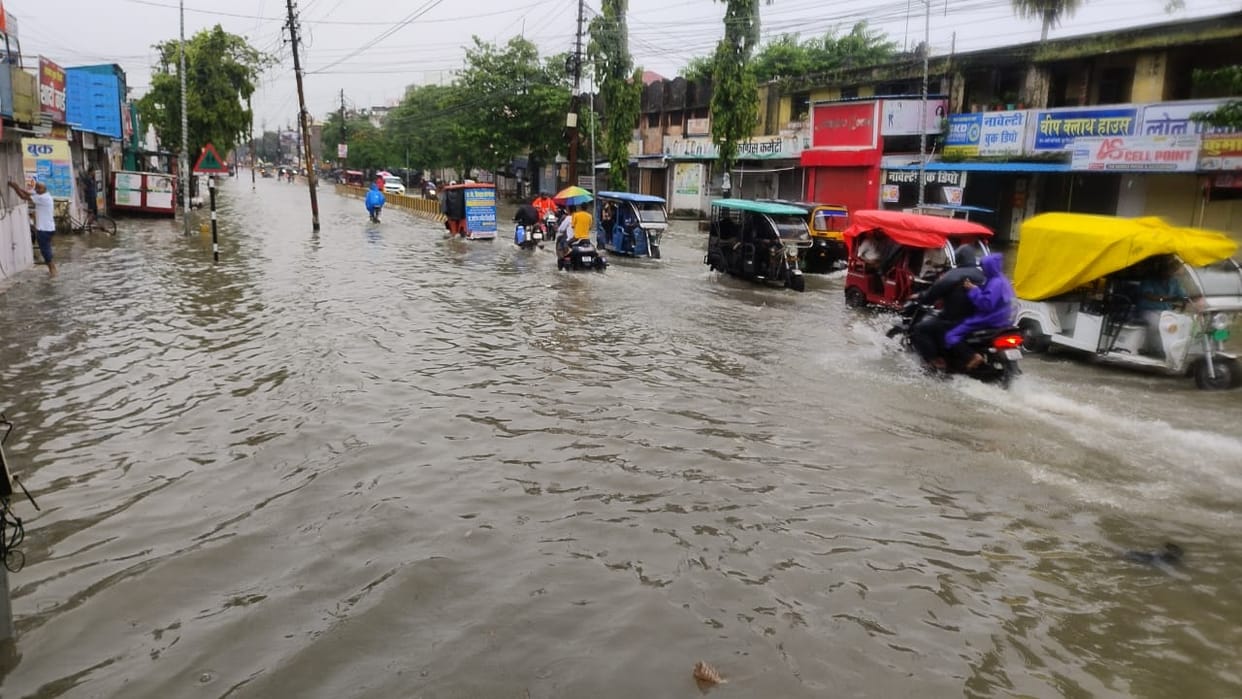 Roads flooded, water entered houses...trouble increased in the city