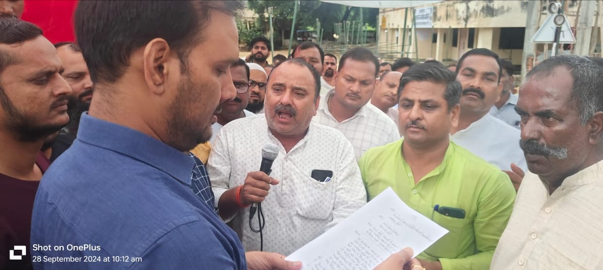 Angry farmers locked the sugarcane committee