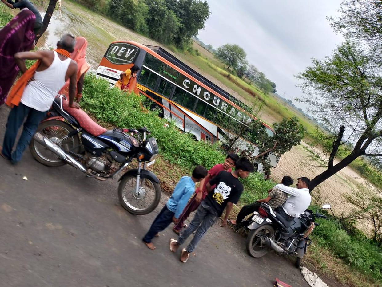 Damoh A bus full of devotees going to Gayaji went out of control on Damoh Panna Highway and entered a field