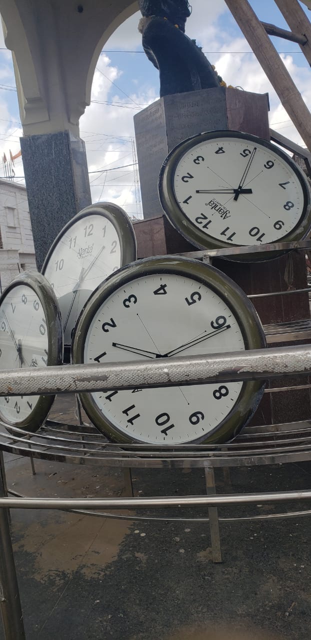 The closed clocks of the clock tower which gives identity to the city were started in Damoh