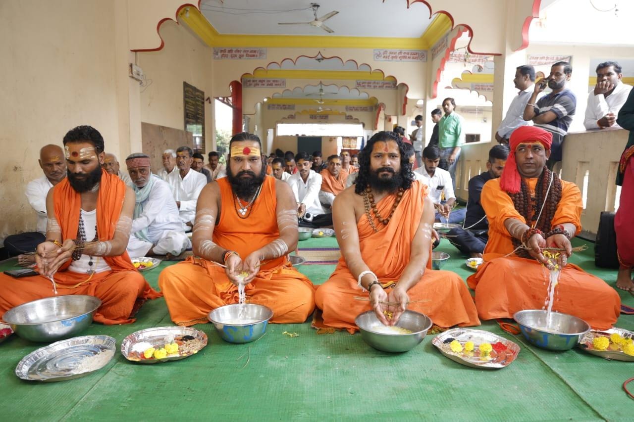 Tarpan performed on Ujjain Shipra bank for peace of thousands of dead cows