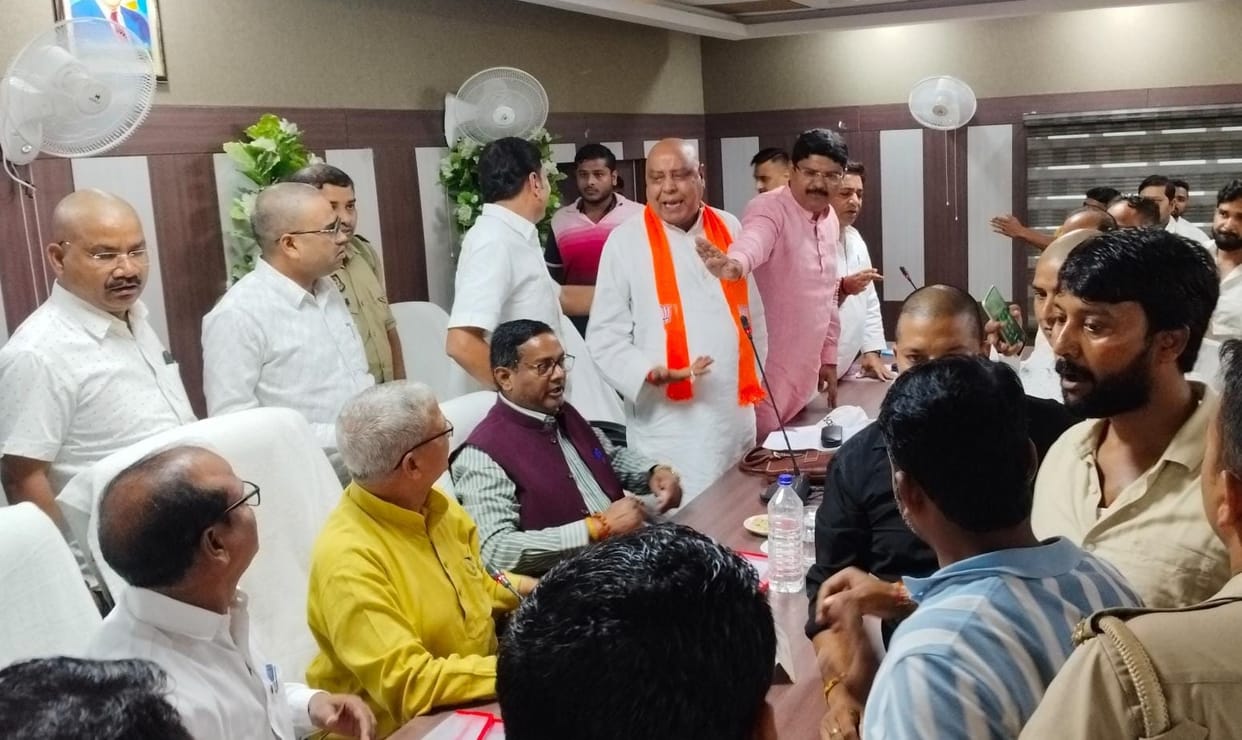Two MLAs clashed in the District Panchayat meeting in Maharajganj