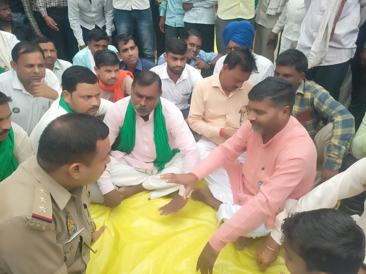 Alleging indecency on the inspector, farmers staged a protest at the police station gate