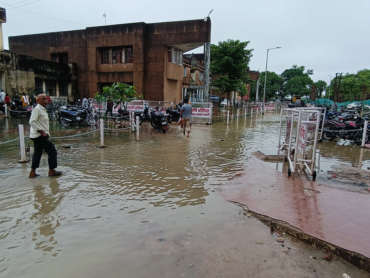 Medical college campus filled with water... patients and attendants are in trouble