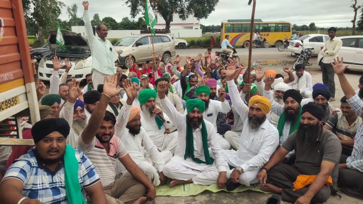 BKU protest at rice mill in protest against cuts