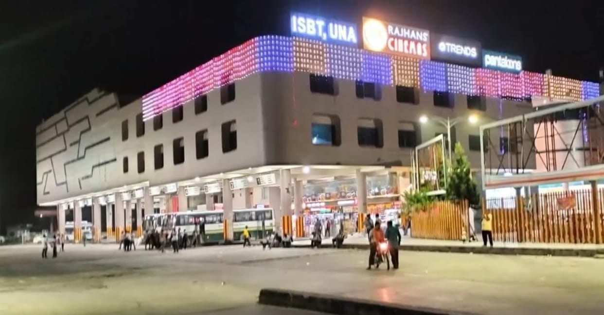 Una bus stand decorated with colorful lights