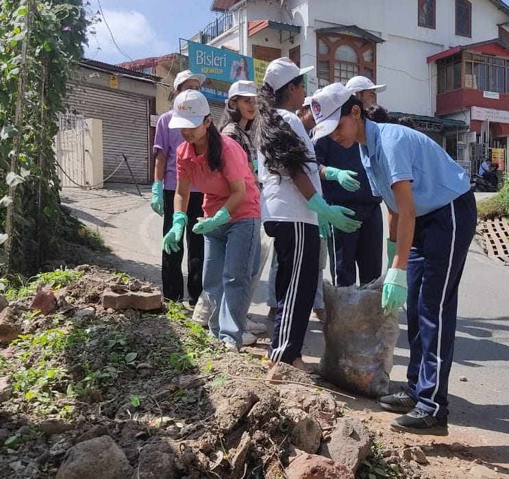 79 volunteers decorated 

Maa Shoolini Temple Complex