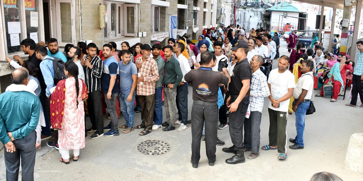 Slip counter employee on leave, Krasna Lab server stalled, patients troubled in crowd