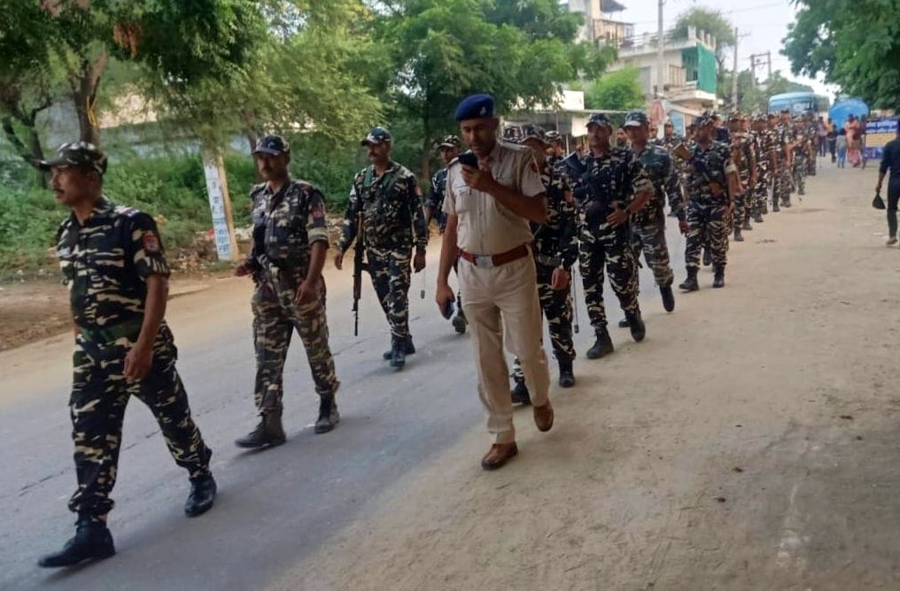 Police and paramilitary force personnel took out flag march in Loharu, Bahal and Siwani areas.